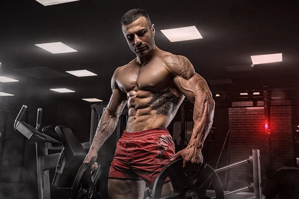 muscle-athlete-holding-weights